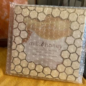 Milk and Honey highlighter pallet (Brand New Unopened)